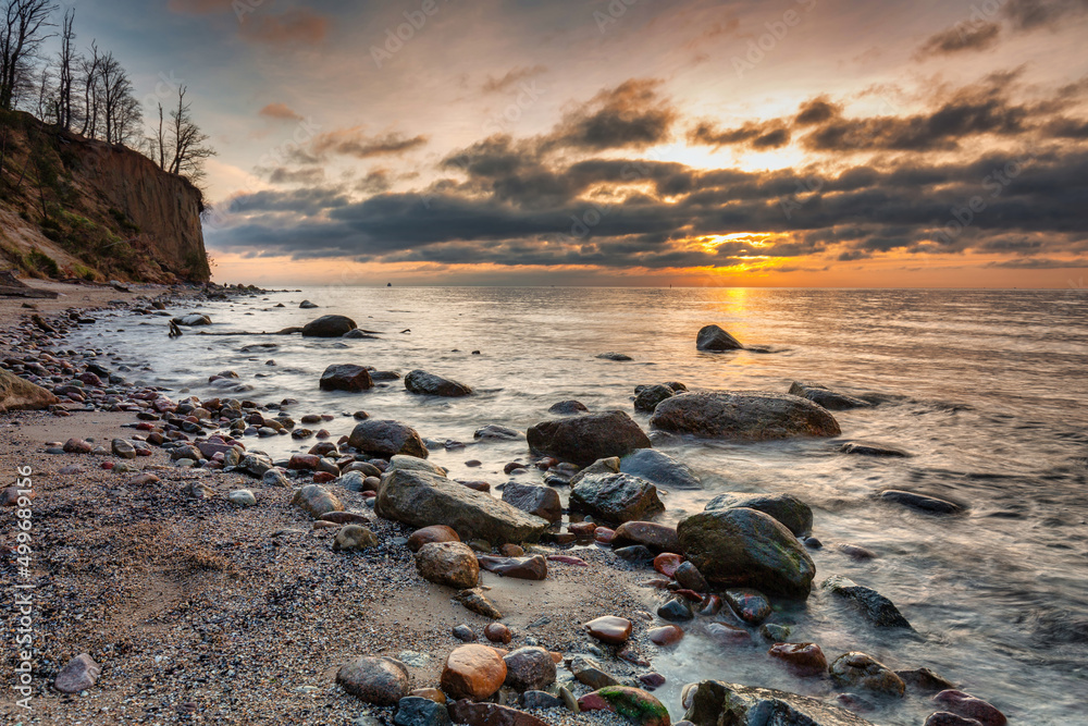 波兰格丁尼亚，日出前奥尔洛沃悬崖海滩的美丽风景