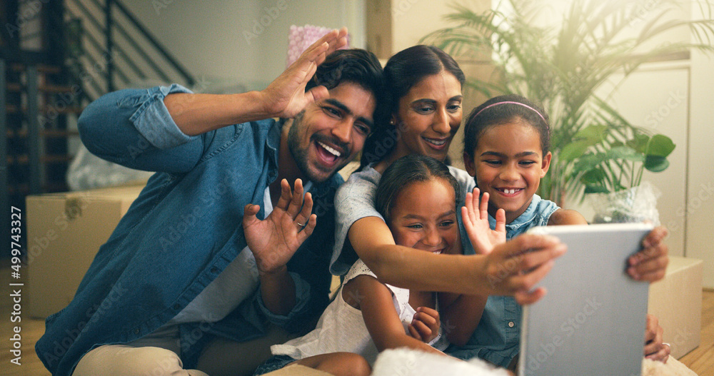 与远方的家人联系。一个年轻家庭在h点用平板电脑进行视频通话的裁剪镜头