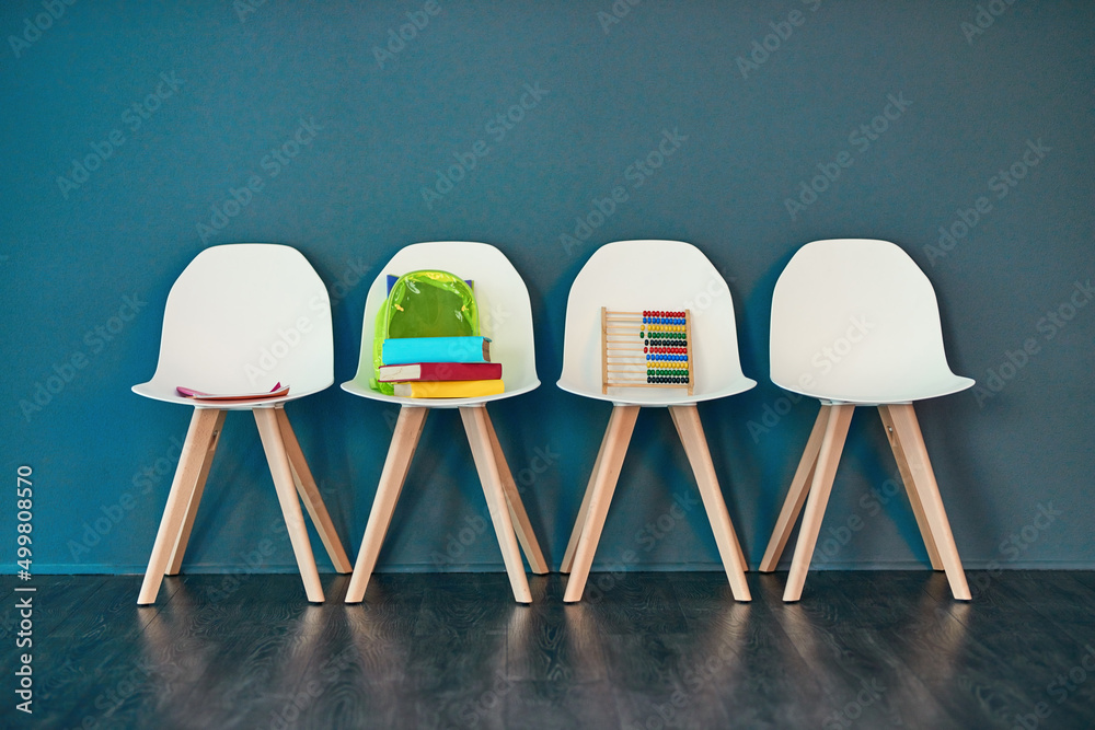 学习资源。一排椅子的工作室照片，上面有书籍和其他学习材料