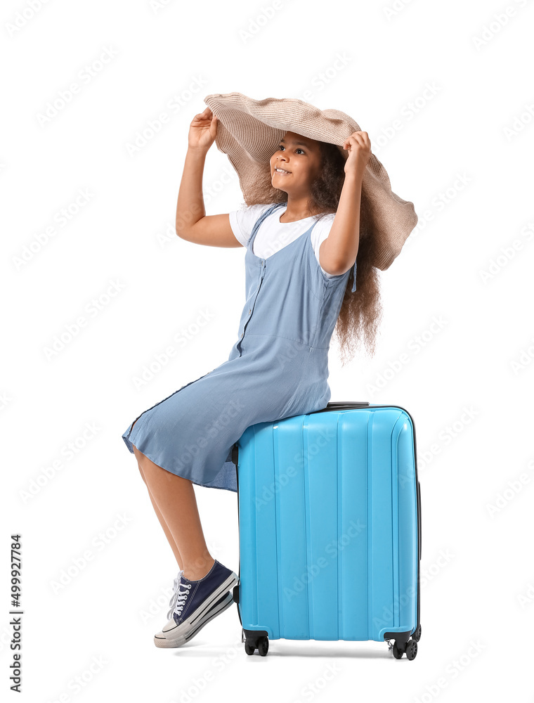 可爱的非裔美国小女孩，白色背景，带着行李箱和沙滩帽