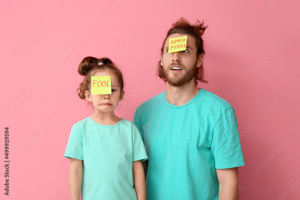 有趣的男人和她的小女儿，额头上有粉色背景的便签。四月