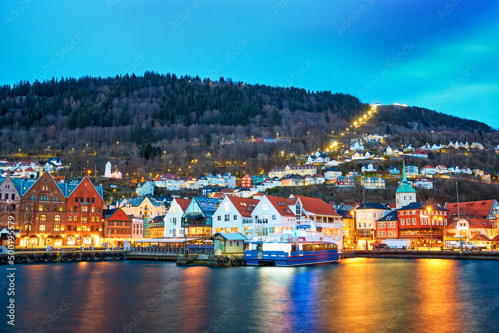 挪威卑尔根黄昏时的历史悠久的布莱根地区