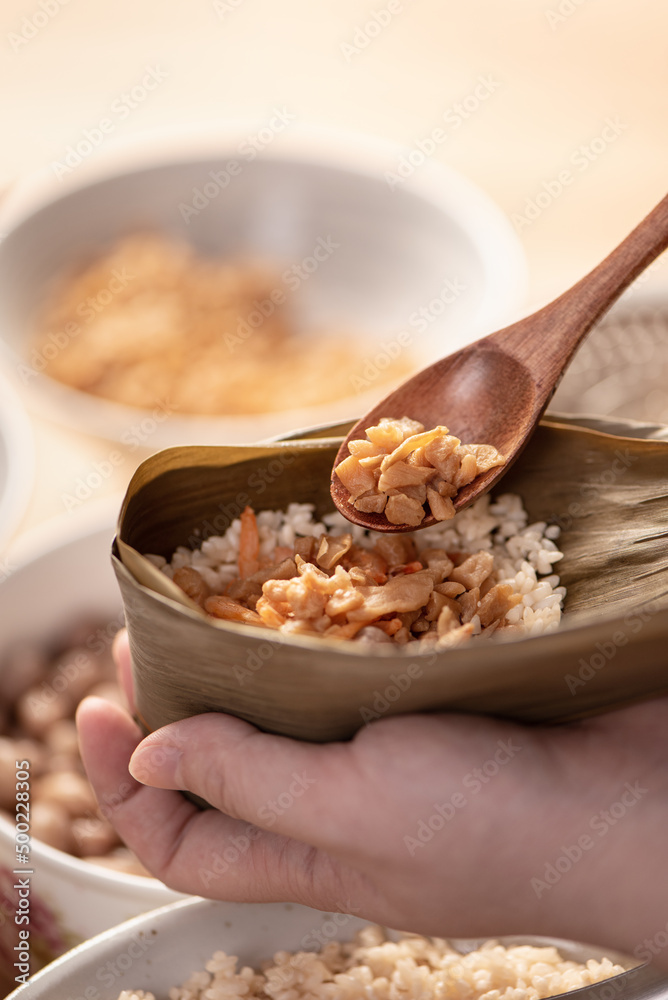 制作粽子食品——准备和包装中国粽子。