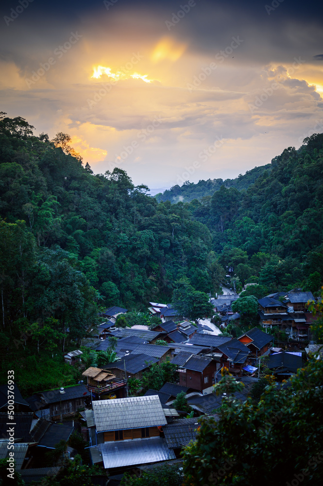 泰国清迈，日落时分，森林深处的梅磅山村庄景观