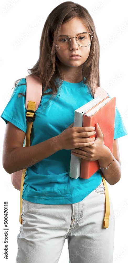 微笑的小女孩，穿着夹克，背着背包，背景是书。童年生活方式c
