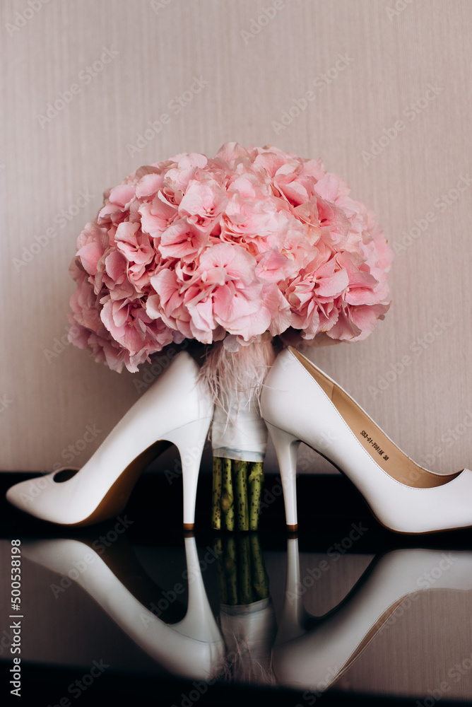 粉白色鞋子