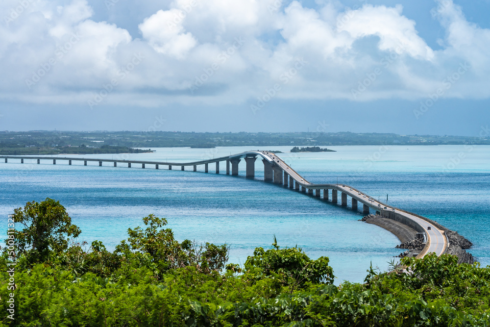 沖縄県・伊良部島から眺める伊良部大橋