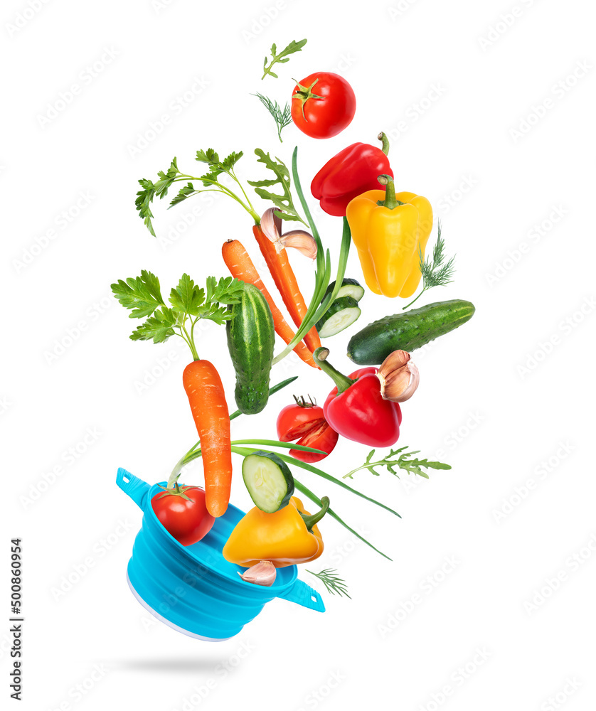 不同的蔬菜从白色背景的塑料碗里飞出来