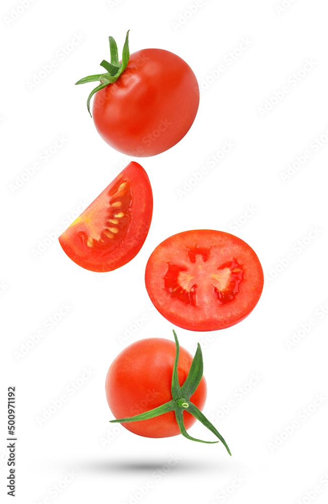 整个番茄和切片番茄落在空气中，被隔离在白色背景上。
