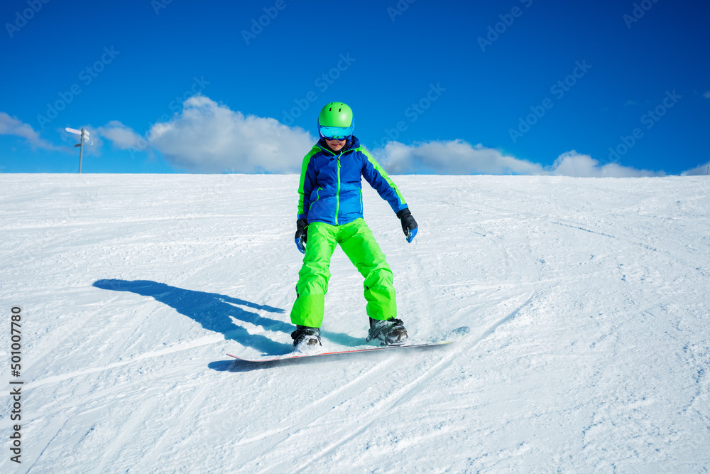 男孩滑雪板下坡赛道前视图