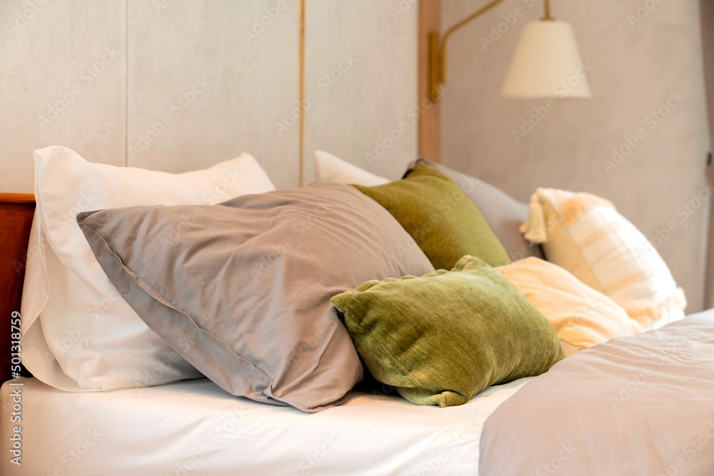 舒适的卧室内部封闭式软床布置在家里卧室的白色软床单上，内部