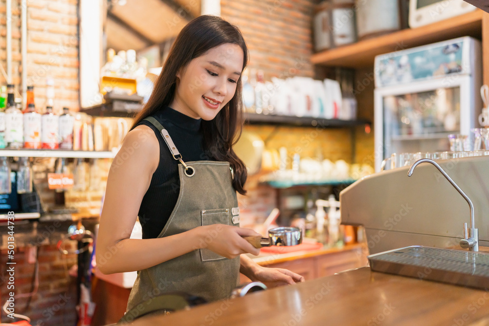 幸福快乐穿着制服的亚洲女女性小企业咖啡店亚洲女老板工作