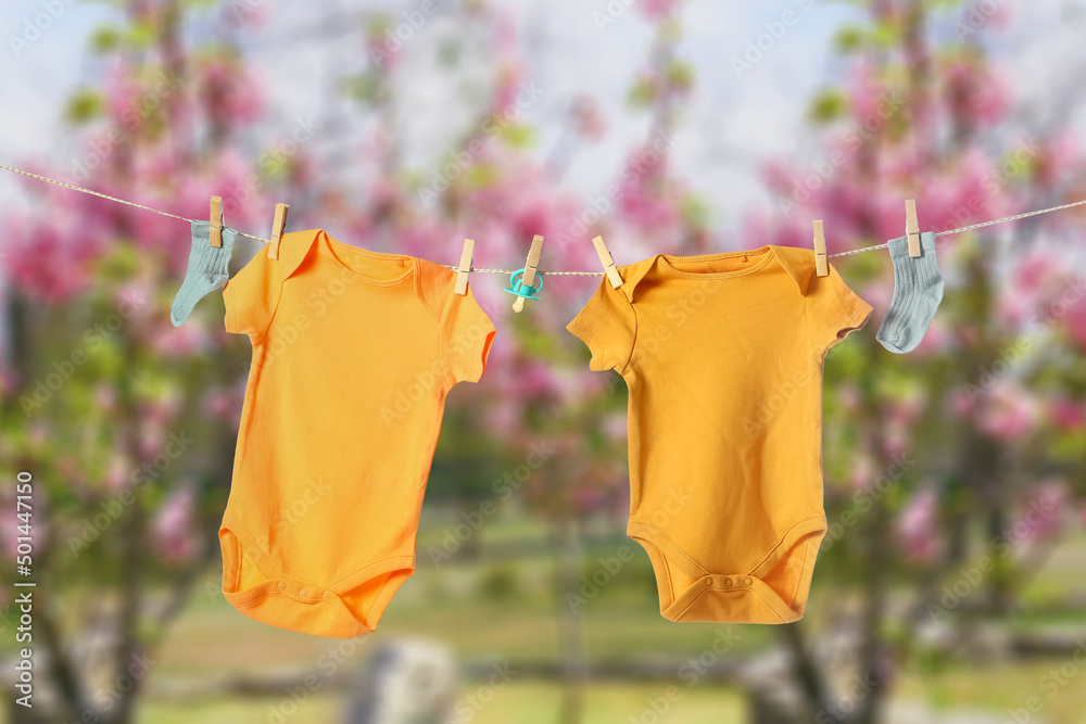 春日户外挂在绳子上的黄色婴儿衣服