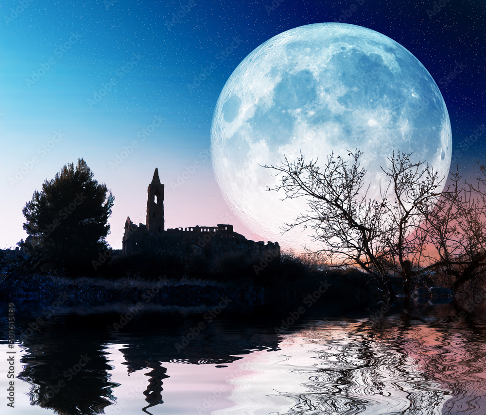 Paisaje de fantasía y de ensueño. Misterioso paisaje con luna llena e iglesia sobre el lago.