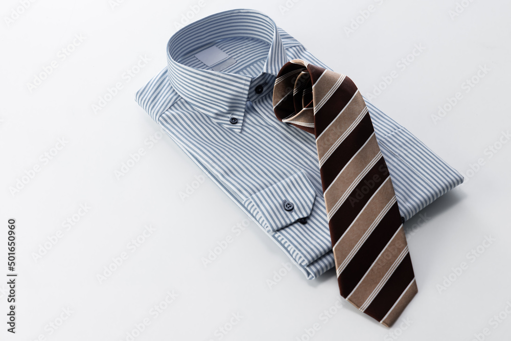 清潔なストライプ柄のワイシャツとネクタイ