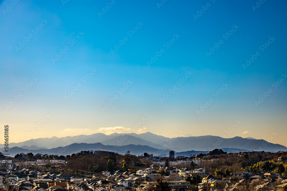 東京郊外から見る丹沢の山脈と住宅街