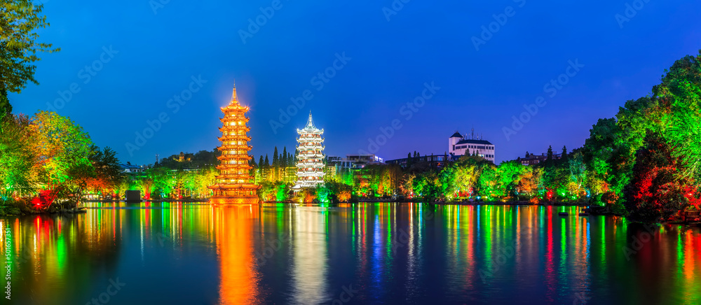 桂林中国园林双塔古建筑夜景