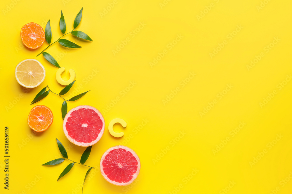由柑橘类水果、植物叶子和黄色背景上的字母C组成