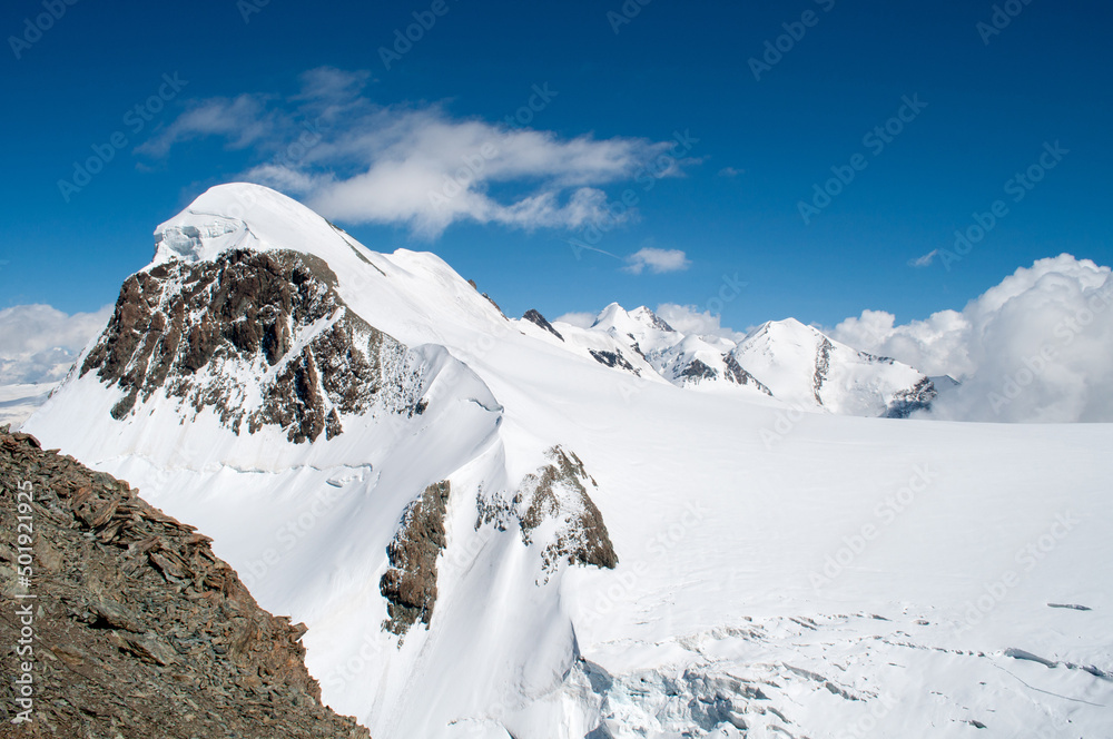 瑞士夏季冰川覆盖着一层雪。高高的岩石山脉，年代的小路