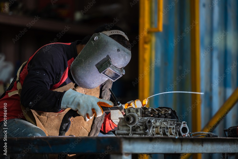 工业焊接工人金属焊接钢铁厂使用氩弧焊机在