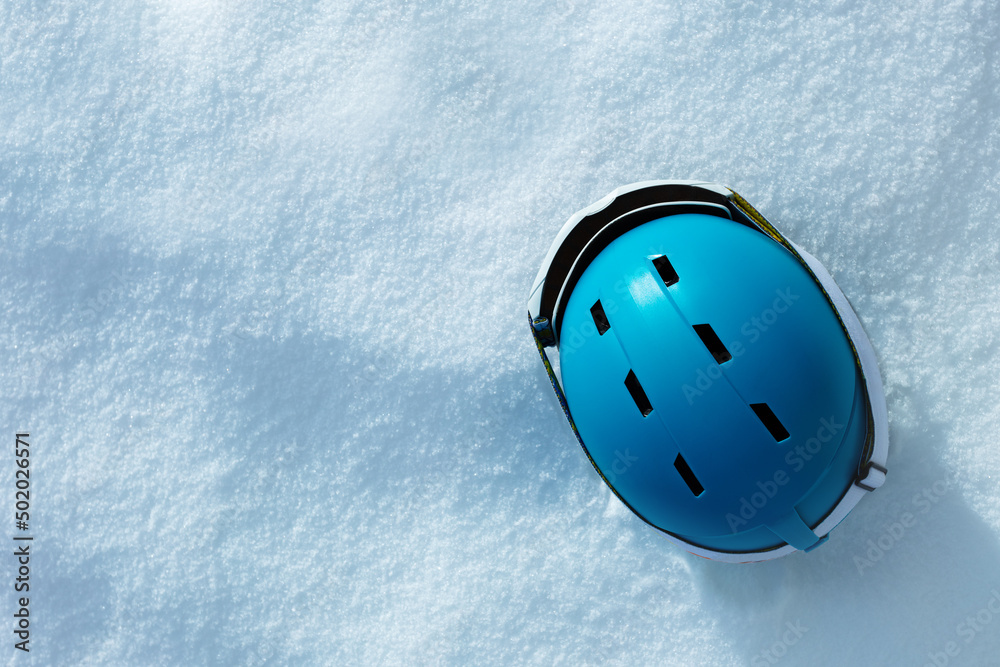 雪地里的蓝色滑雪头盔和面罩，俯视图，