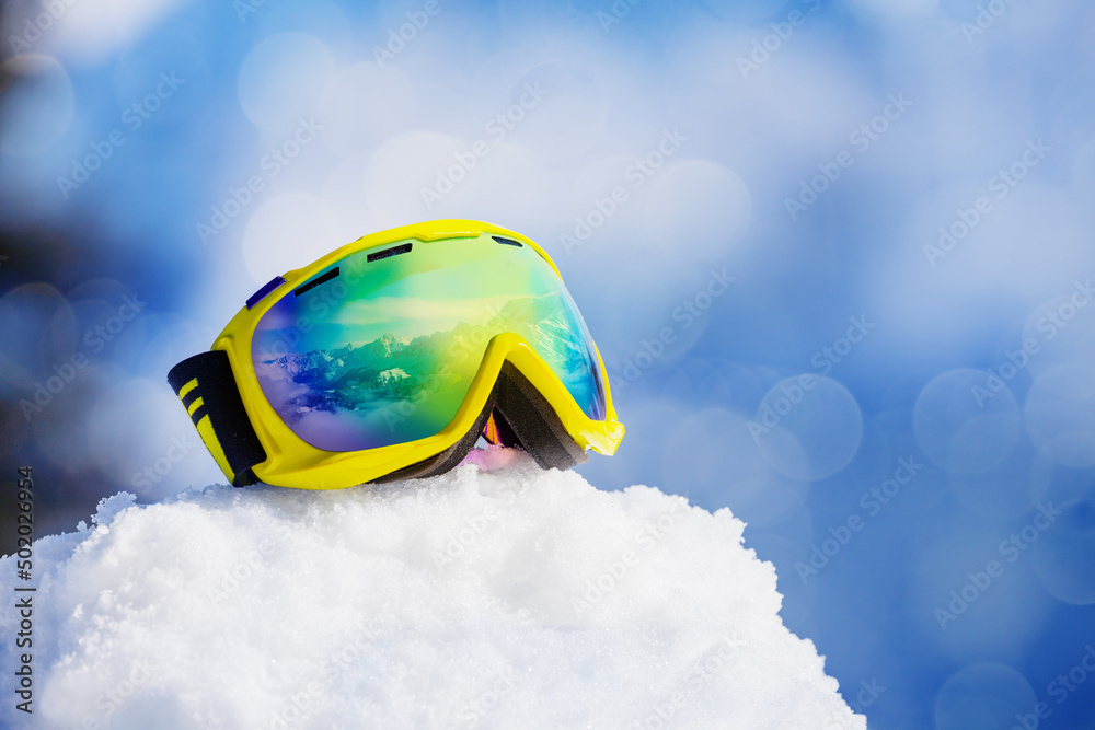 高山度假构图雪堆中的黄色滑雪面罩