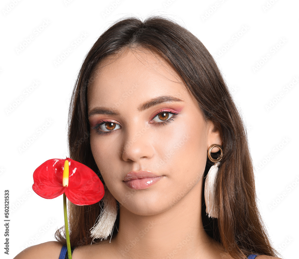 白色背景上有红掌花的年轻女子的肖像