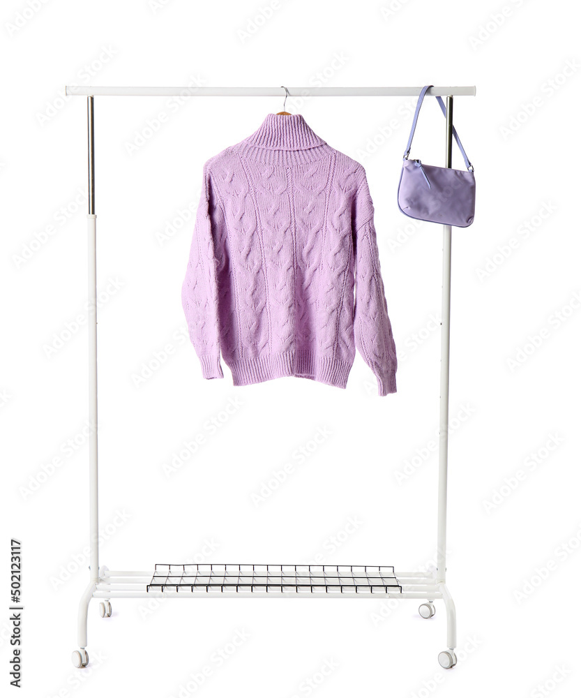 白色背景淡紫色毛衣和包包的架子