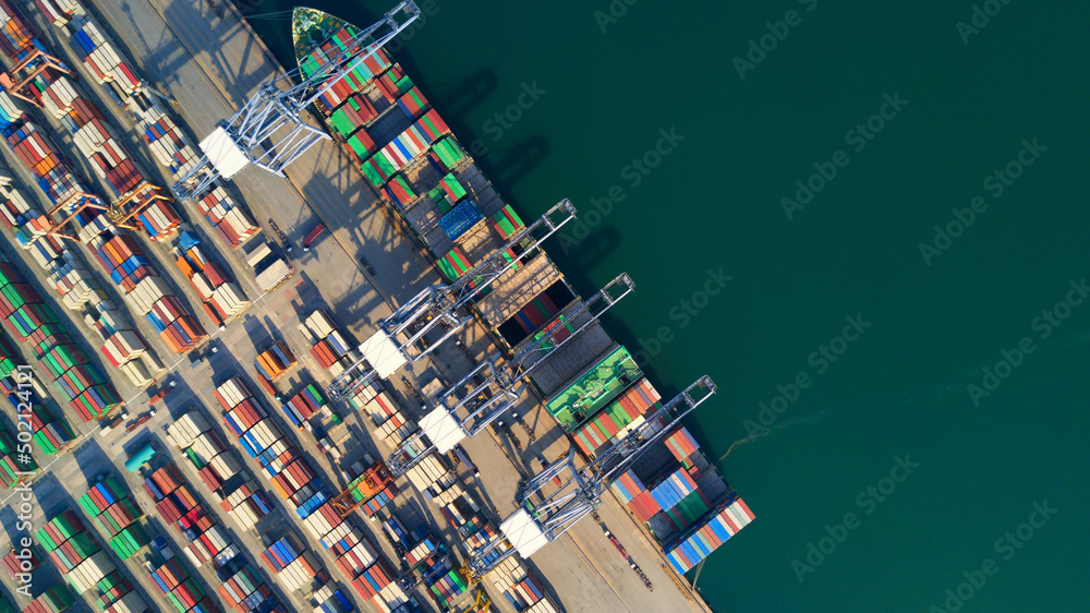 港口集装箱船货运鸟瞰，全球商业物流进出口货运