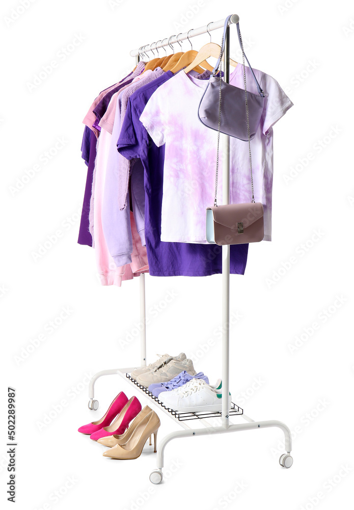 白色背景女性衣服、鞋子和包包的货架