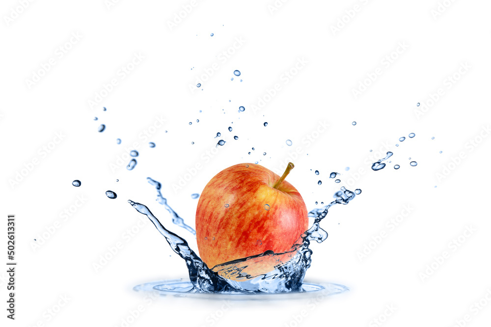新鲜的红黄色苹果飞落在飞溅的水中，孤立在白色上