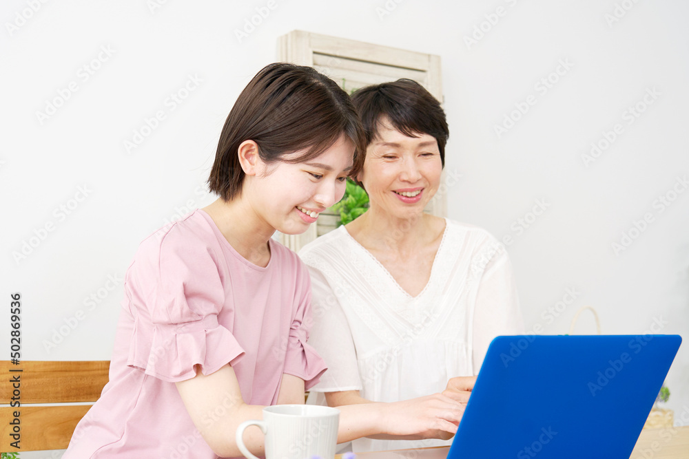 母親と娘　ノートパソコン　リビング