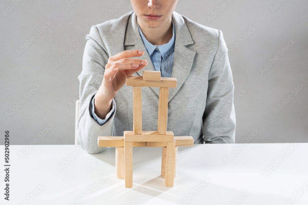女商人在桌子上建造塔楼