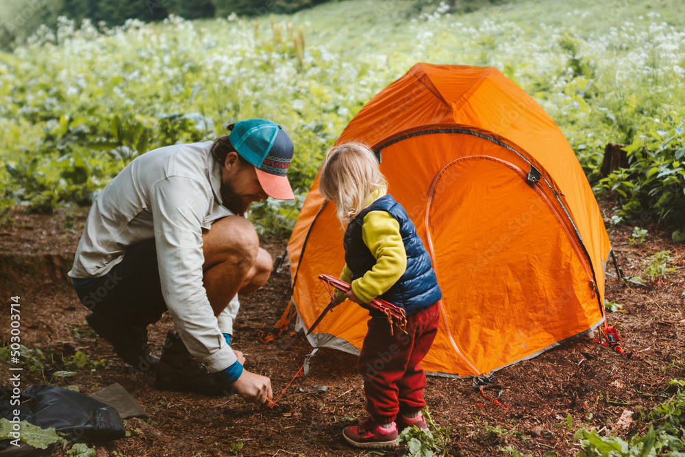 露营家庭度假孩子帮助父亲搭帐篷旅行生活方式徒步旅行装备户外旅游