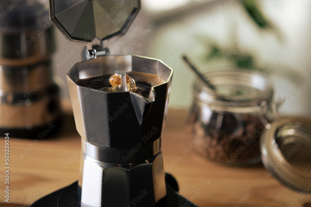 莫卡壶旧咖啡机中的浓缩咖啡。用莫卡咖啡机酿造黑莫卡咖啡。