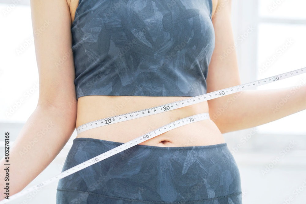 女性　ダイエットイメージ　ウエストを測る　リビング