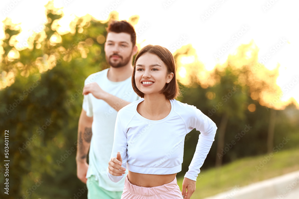运动型年轻女子与男友在户外跑步