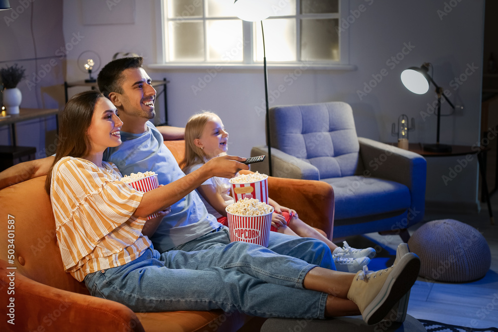 晚上在家看电影，有爆米花的幸福家庭