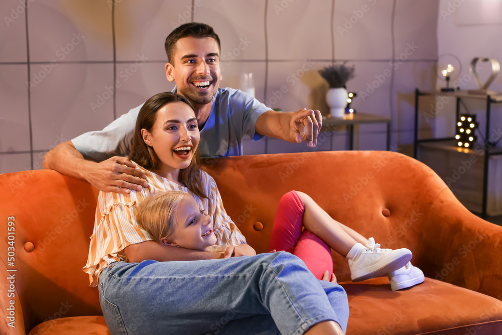 快乐的一家人晚上在家看电影