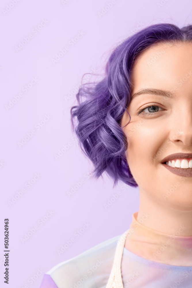 美丽的年轻女子，紫色头发，背景色。非常危险——2022年的颜色