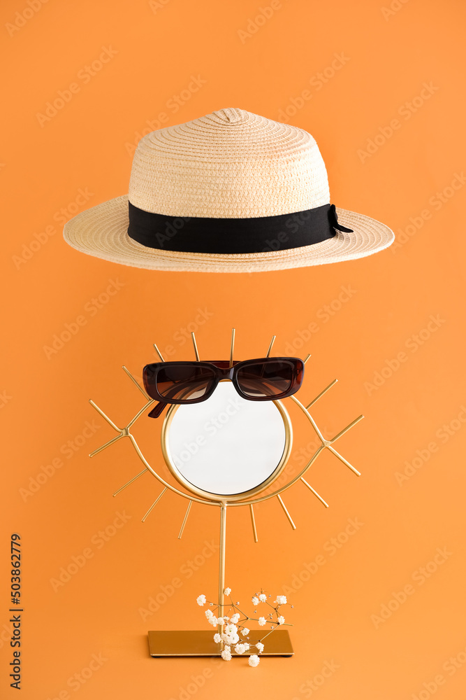 彩色背景草帽、镜子和眼镜的构图