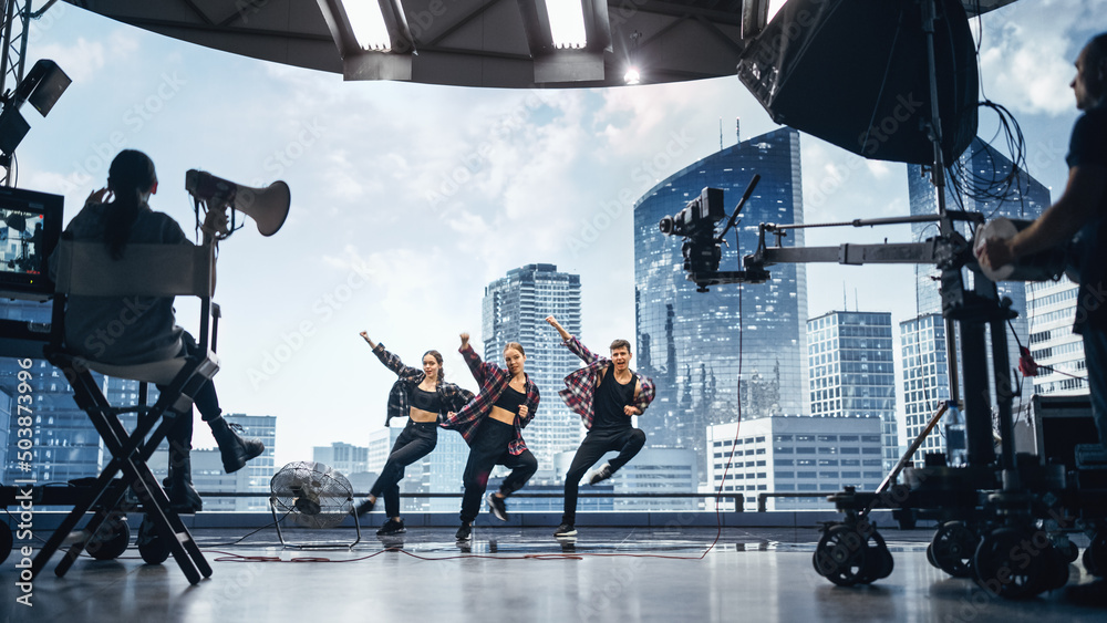 音乐剪辑工作室设置：与三名专业舞者Performin拍摄嘻哈视频舞蹈场景
