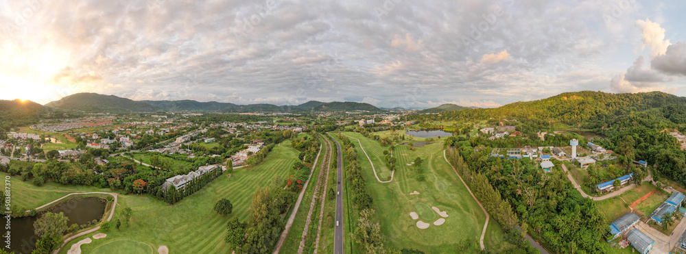 泰国普吉岛Kathu区绿色高尔夫球场鸟瞰全景。令人惊叹的景观无人机摄像头
