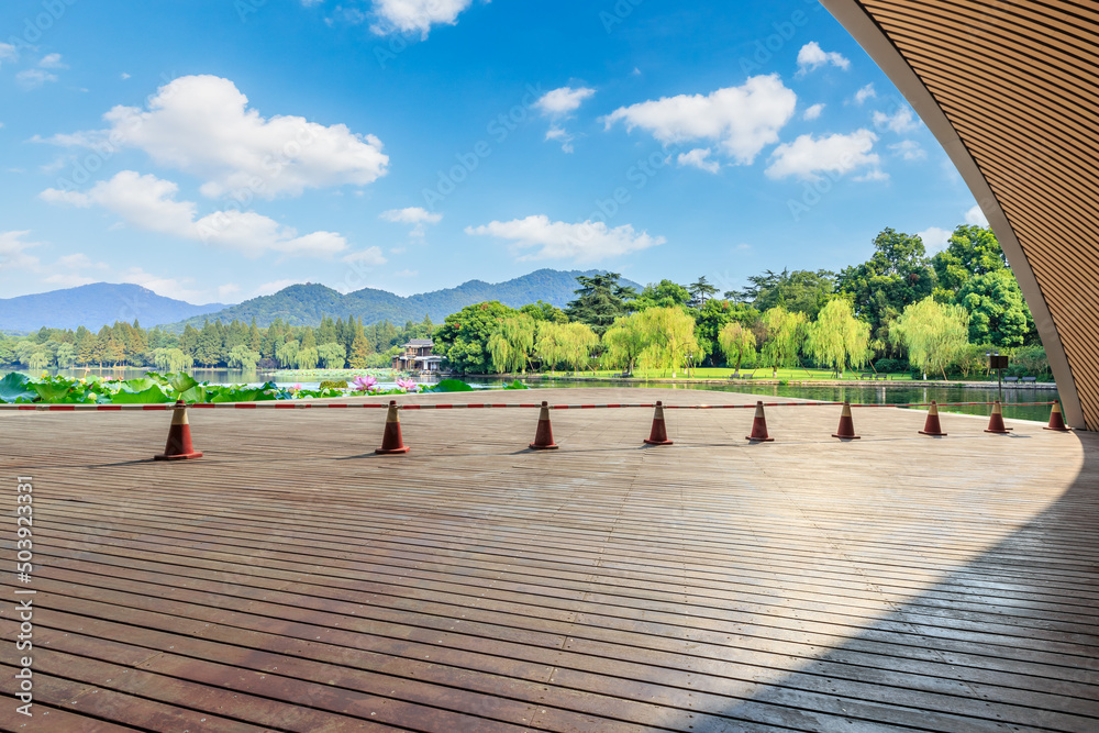 中国杭州西湖的木制广场和美丽的自然风光。