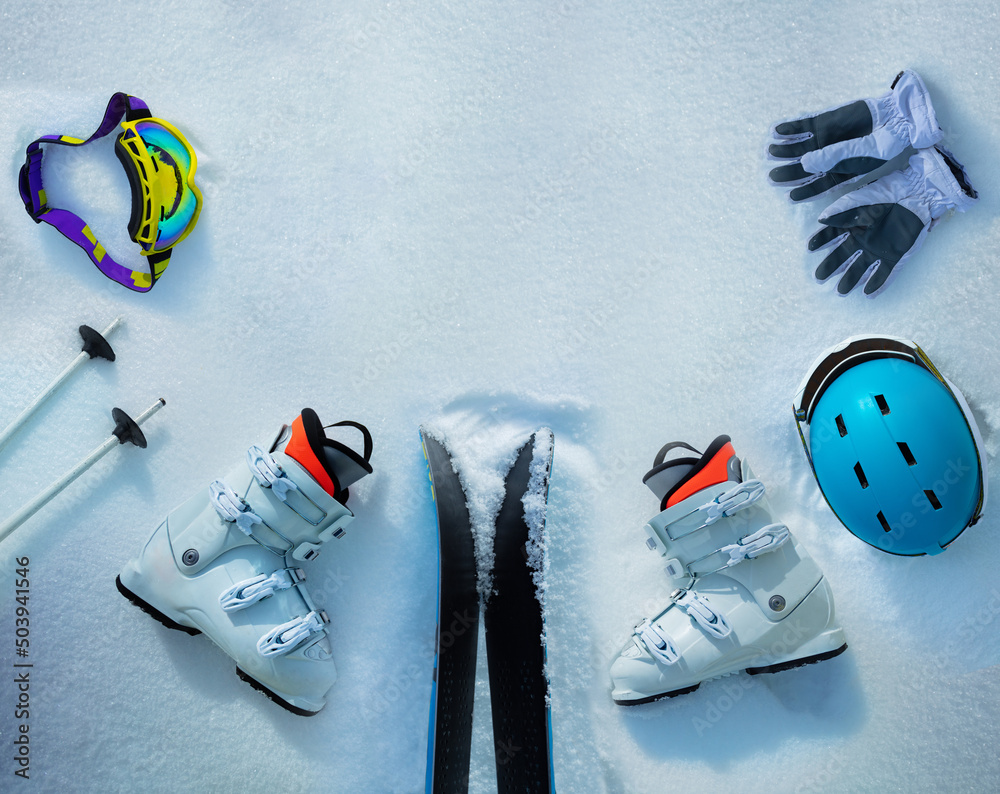雪地里的滑雪靴、头盔、面罩等物品组