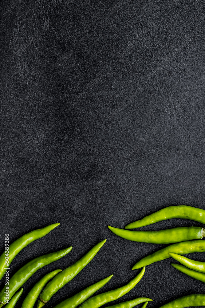 黑色餐桌背景俯视图实物模型上的新鲜青辣椒作为食材