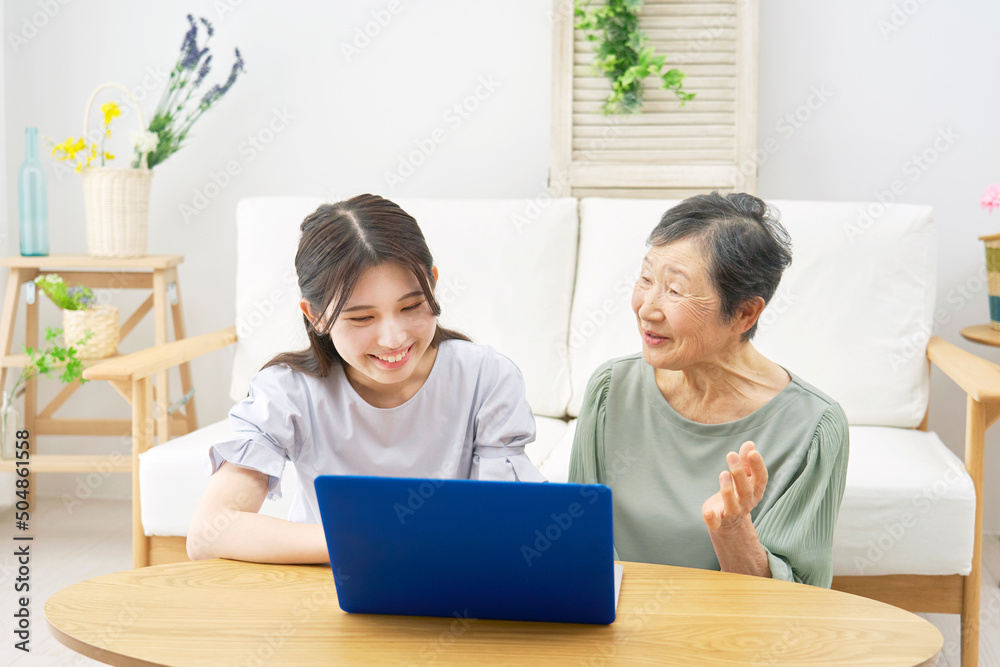 祖母と孫　ノートパソコン　リビング