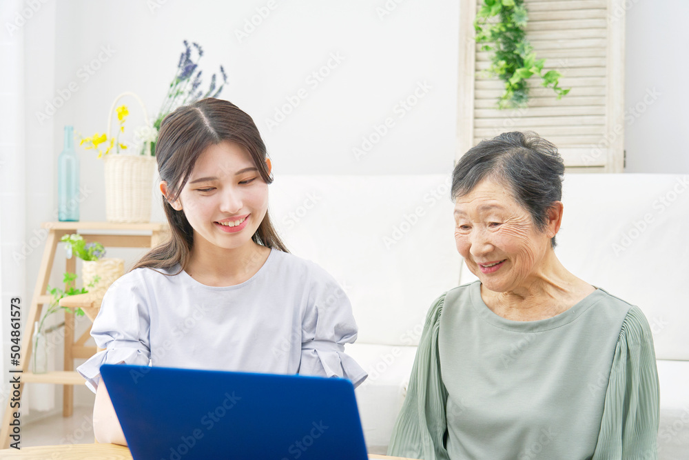 祖母と孫　ノートパソコン　リビング