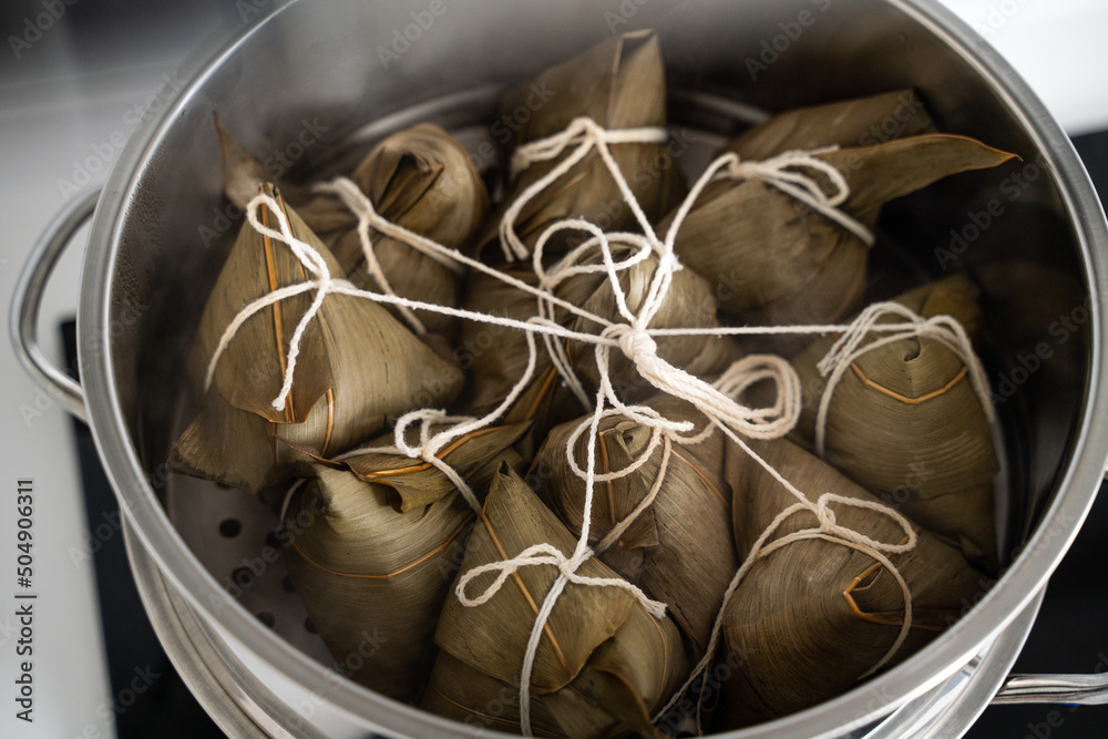 烹饪粽子食品——准备和蒸中国粽子。