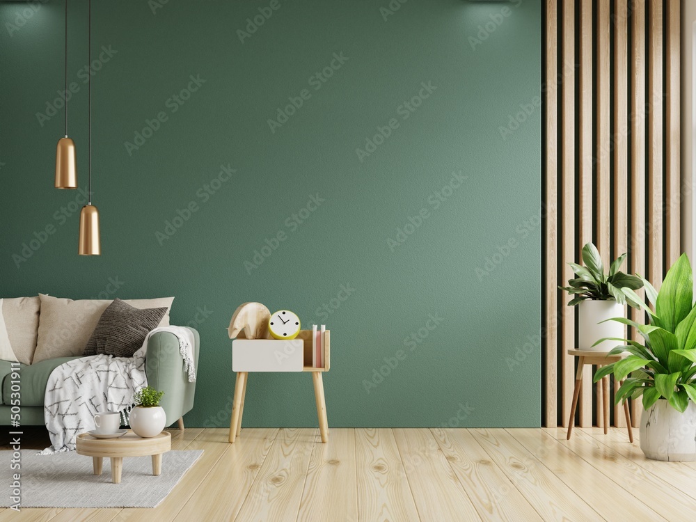 绿色沙发，绿色墙上有桌子，木地板。